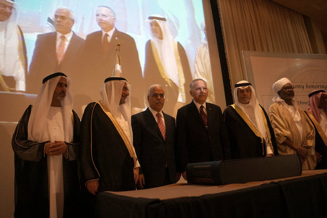 2009 yılında Mısır Cumhuriyeti Sanat ve Kültür Nişanını, Malezya'da en üst sivil unvan olan Tansri unvanını ve 2010 yılında İslamofobiye karşı verdiği mücadele ve...