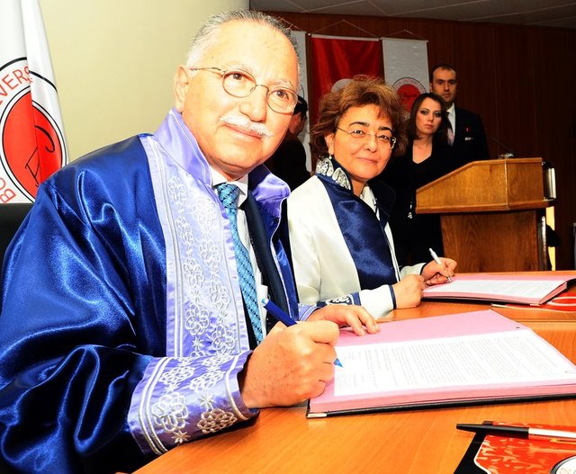 İÜ Bilim Tarihi Müze ve Dokümantasyon Merkezi müdürlüğü görevlerinde bulundu.