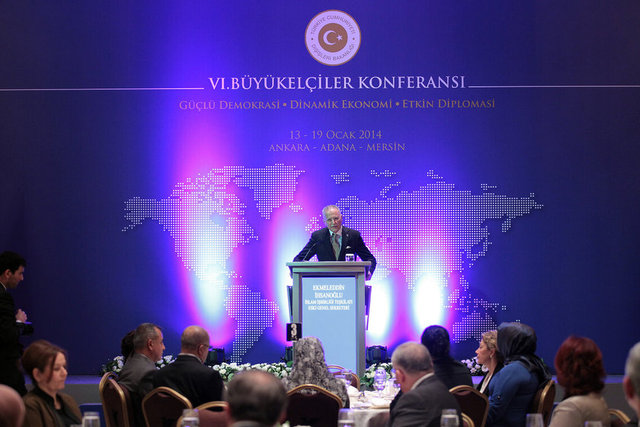 İslâm ve Batı kültürüyle yakından teması olan İhsanoğlu, 1984'te profesör oldu.