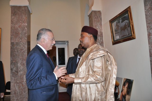 UNESCO ve Harvard Üniversitesi'ndeki görevlerinin yanı sıra millî ve uluslararası birçok bilim kurumunun üyesi olan İhsanoğlu, bilim ve eğitim tarihine katkı ve hizmetlerinden dolayı birçok ödül aldı.