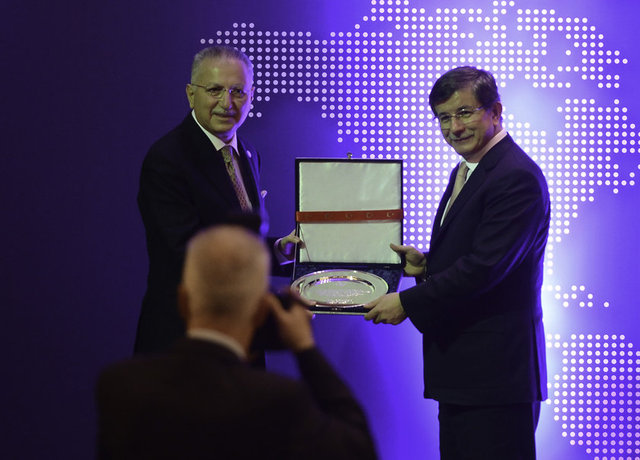 1943 yılında Kahire'de doğan İhsanoğlu'nun bilim tarihi, Türk kültürü, İslam dünyası ve Batı dünyası ilişkileri ve Türk-Arap ilişkileri hakkında değişik dillerde çok sayıda Kitap, makale ve tebliği bulunuyor.