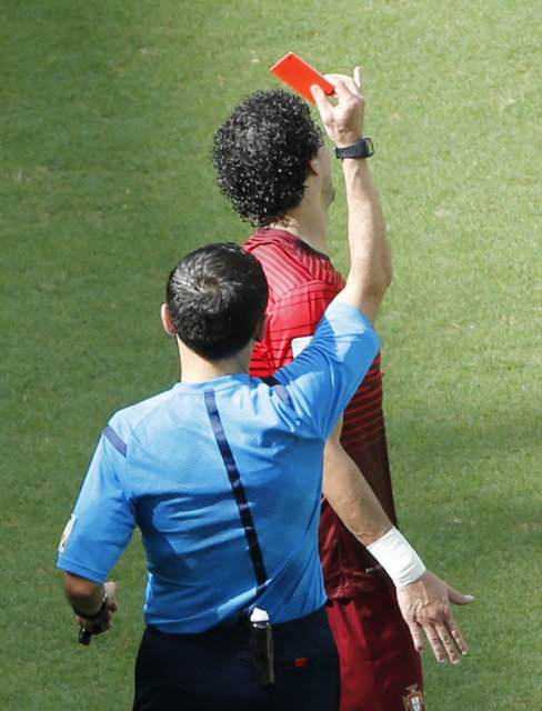 - 37. dakikada Real Madridli stoper, ceza sahası dışında Thomas Müller ile girdiği ikili mücadele sonrasında rakibine dirsek attığı gerekçesiyle direkt olarak kırmızı kart gördü.