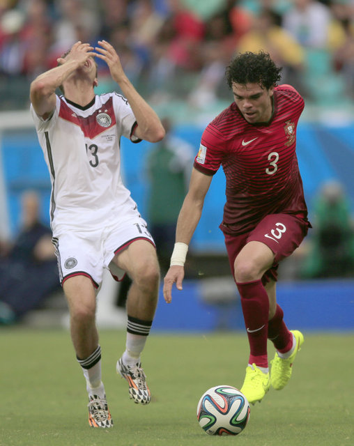 Tekrar görüntülerinde deneyimli oyuncunun Müller'in yerde kalmasının ardından yanına giderek kafasıyla rakibini ittirdiği görüldü.