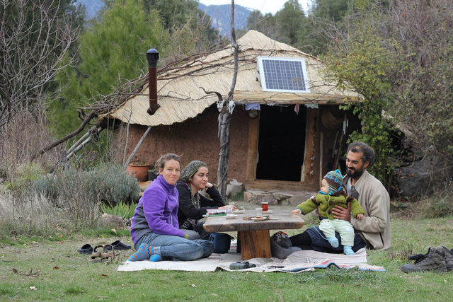 Tuğba, İstanbul Caddebostan'da doğup büyüdü. Birhan'la yolu lisede kesişti. Her ikisi de doğayla birlikte çıktıkları okul gezilerinde tanıştı.