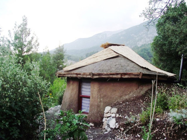 "İnsanlar beni çardakta durmadan hep sofrayı süpürür ve yerleri temizler halde görüp bana "Birhan ne o, hijyen hastalığı mı geldi sana" diye takılıyorlar.