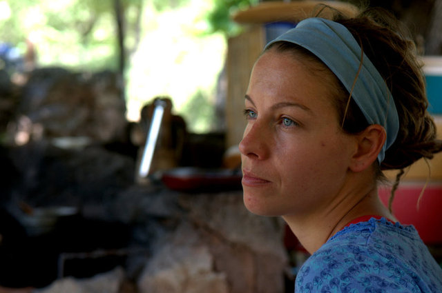 2003'te ise Irak Savaşı'na karşı barış eylemlerine katıldılar. Orada bağırıp protesto yaptıktan sonra, evlerine dönüp "Bush gibilerine yarayacak" çarkın  içinde yer almaktan rahatsızlık duyduklarını hissettiler.