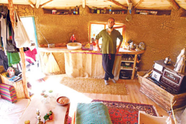 Ayrıca resimlerini de İstanbul'da kuzeninin atölyesinde satışa çıkarıyor.