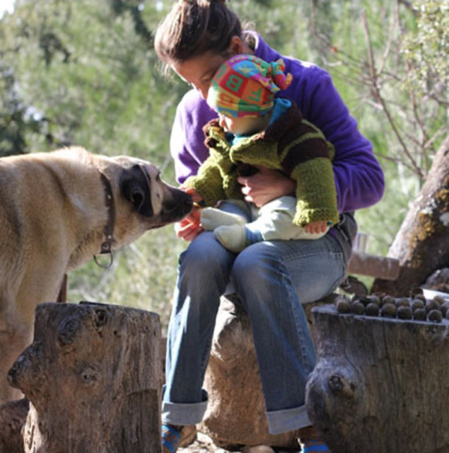 Mutfak, banyo ve tuvalet ise, evin dışında araziye dağınık olarak inşa edilmiş birimler halinde bulunuyor. - Peki ya Tuğba, şehirli bir kadın olarak nasıl doğaya uyum sağladı?