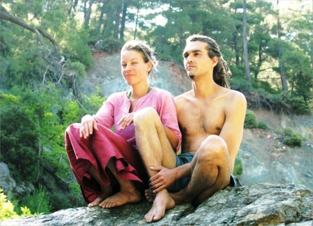 Onların reddettikleri ve 'cahil' dedikleri babalarının, dedelerinin topraklarına gelip onların eski yaşantısının benzerini yaşadığım için, en çok kafası karışanlar, köylülerin gençleriydi.