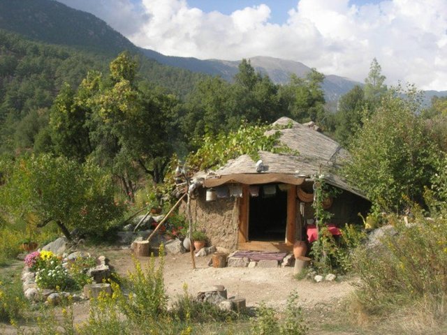 Bu arada üniversiteye girdiler. Tuğba Marmara İktisat bölümünü bitirdi, Birhan ise Yıldız Teknik'te İnşaat Mühendisliği okudu. 23-24 yaşlarında ailelerinden  izin alarak tek başlarına Hindistan'a gittiler...