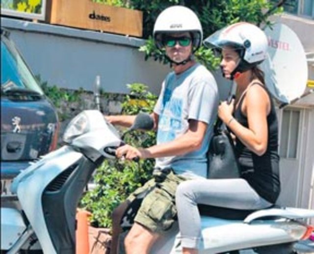 Kaskıyla tanınmakta güçlük çekilen Kırşan'ın motosikletiyle Bebek'te dolaştığı isim ise ilginçti. Daha önce de birçok oyuncuyla aşk yaşayan Alp Kırşan,geleneğini bozmadı.