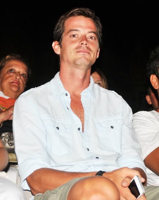 Kırşan'ın yanındaki isim; kendisi gibi oyuncu olan Eva Dedova'ydı. Kask takıp kurallara uyan genç oyuncu,gazetecilerin kendisini tanımadığını düşündüğü için son derece rahattı.