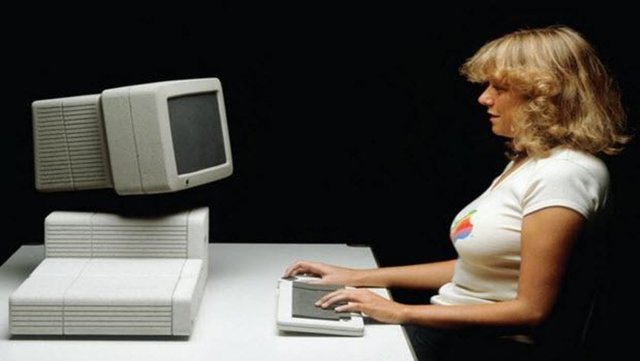 Kendine özgü sıradışı tasarımıyla pek çok ürüne sahip olan Apple, iPhone, iPad, iPod ve MacBook gibi efsane oyuncaklara sahip. Peki ya Apple'ın hiç gün yüzüne çıkamamış cihaz konseptlerini gördünüz mü? - İşte o ürünler