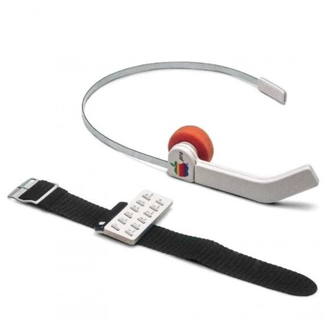 Apple'ın yıllar önce aklında bir kol saati geliştirmek vardı; ancak 80'li yıllarda ancak böylesi bir saat hayal edebilmiş Apple...