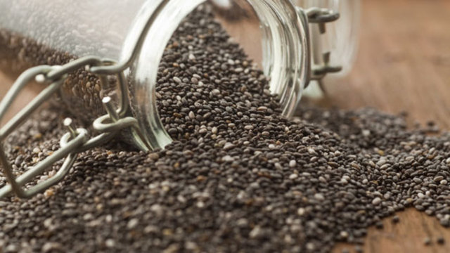 İçeriğindeki yüksek oranda lif ve protein sayesinde uzun süre tokluk hissi yaratabilen chia çekirdeklerini ister suyunuza katıp için ister yoğurdunuza katıp yiyin, iki türlü de etkisini kısa sürede hissedebilirsiniz.