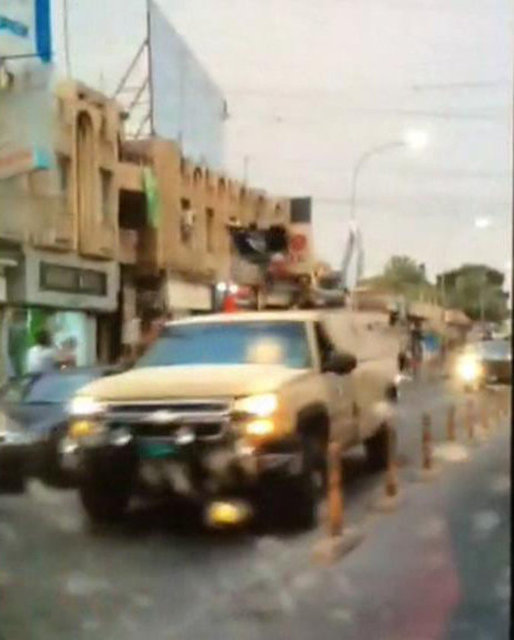 Irak Şam İslam Devleti (IŞİD) terör örgütü tarafından ele geçirilen Musul'da, IŞİD'lilerin ellerinde silahlarla kente girişi amatör bir kamera tarafından kaydedildi.