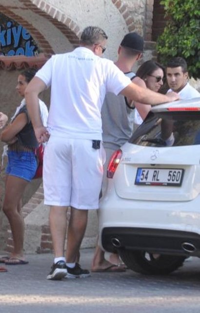 Restoran çıkışı yeni evli çift tatilcilerin ilgi odağı oldu.