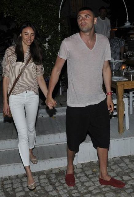 Burak Yılmaz ve eşi önceki gün Alaçatı'daki bir restoranda baş başa akşam yemeği yedi.