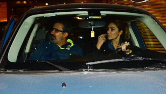 Esas mesleği şarkıcılığı bırakıp Emrah'ın emlakçılığını yapan Sibel Kirer, önüne konulan bu sözleşmeyi hiç düşünmeden imzaladı. . Bu sözleşmeye göre Sibel, evlilikleri boyunca Emrah'ın aldığı mallara hiçbir şekilde ortak olamayacak.