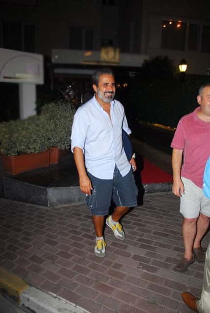 Nikah sonrası Emrah, eşiyle kendi şarkısında dans etti. Canlı müzik yerine lap top'tan müzik çalınan düğün kısa sürdü ve alışıldık eğlence görüntüleri yaşanmadı.