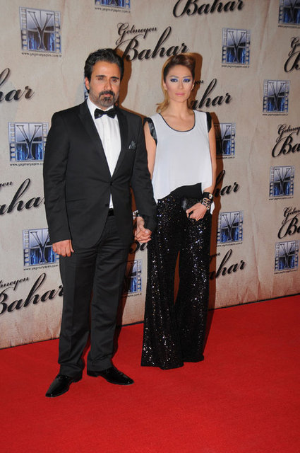 Görevliler özellikle konuklardan görüntü alınmamasını rica etti. 18.00'de kokteylle başlayan düğünde yağmur yağdığı halde şemsiye olmaması dikkat çekti.