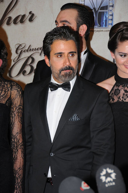 Ancak şarkıcının camları değiştirildiği için inşaat iskelesi kurulu olan otelin terasını seçmesi, çağırdığı yaklaşık 70 davetliyi şoke etti.