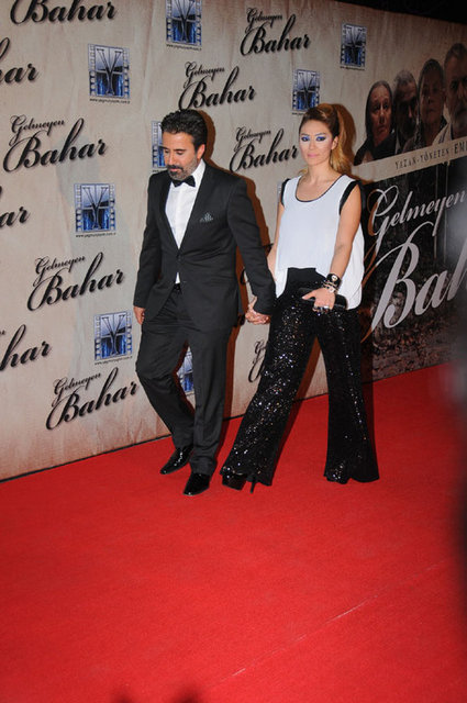 Güneş'ten Recep Aslan'ın haberine göre aralarında Kirer'in aile üyelerinin ağırlıklı olduğu konuklar terasa 2 ayrı güvenlik noktasından isim kontrolü yaptırarak geçebildi.