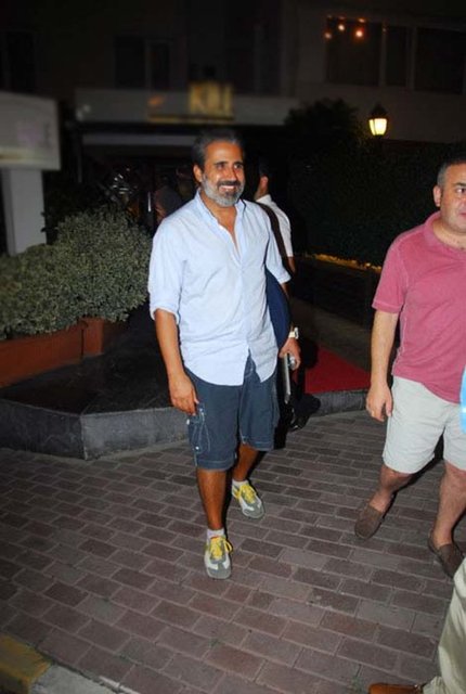 Sanat dünyasından sadece organizatör Ahmet San'ın çağrıldığı nikahı Bahçelievler Belediye Başkanı Osman Develioğlu kıydı.