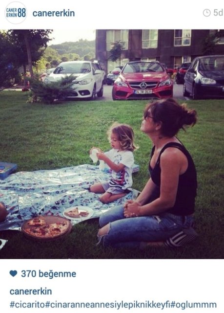 Daha önce Caner Erkin de kayınvalidesinin bu fotoğrafını paylaşmıştı.