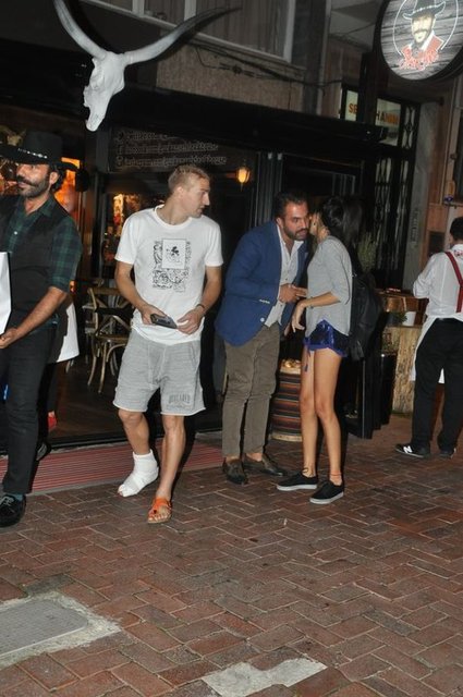 Ayağında kırık bulunan Caner, iyileşme sürecini hızlandırmak için bir et restoranından 10 litre kemik suyu aldı.