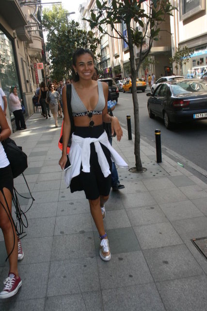 Alışverişe çıktığı Nişantaşı'nda derin göğüs ve göbek dekolteli yarım atletiyle objektiflere takılan Erkin, yakında Nişantaşı'na taşınacaklarını açıkladı.