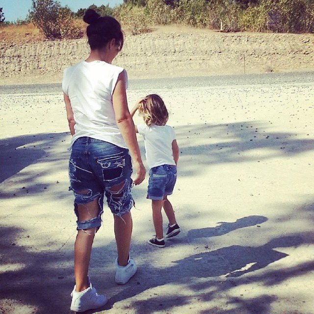 Erkin, geçtiğimiz günlerde annesinin ve oğlunun bir fotoğrafını takipçileriyle paylaşarak "Anneanne ve Çınar pişti oldu" yazdı.