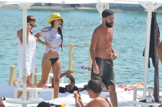 Eşi Caner Erkin'le Çeşme'de tatil yapan Asena Erkin, bikinili görüntülenmemek için denize bile girmiyordu!