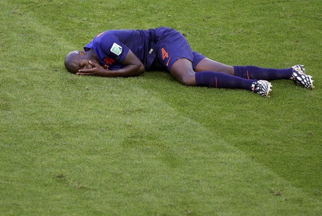 Avustralya-Holllanda maçının 43. dakikasında Tim Cahill'in yaptığı sert hamleyle yerde kalan Hollandalı Martins Indi, bir süre hareketsiz kaldı.