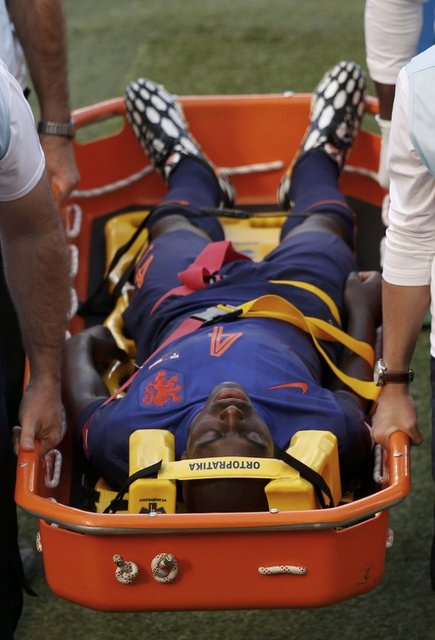 22 yaşındaki genç savunmacı, yapılan ilk müdahalenin ardından sedyeyle saha kenarına alınırken, objektiflere yansıyan bu fotoğraf durumun vehametini ortaya çıkardı.