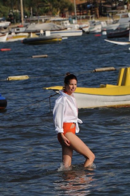 Turuncu bikinisinin üzerine giydiği beyaz gömleğiyle ilginç bir görüntü oluşturan Özerk, şaşkın bakışların odağı oldu. -  -
