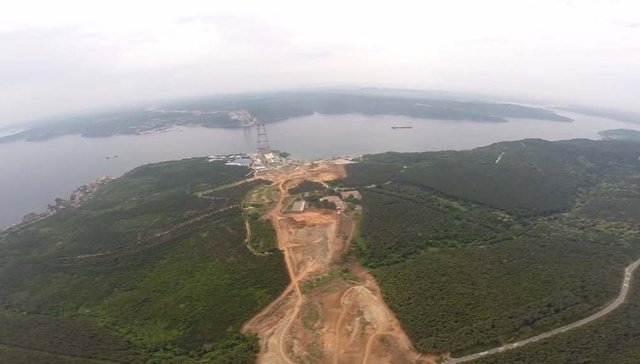 Havadan yapılan çekimlerde köprü ayaklarının yükselmeye devam ettiği, ağaçların kesildiği bölgelerde ise otoyolun şekillendiği görüldü.