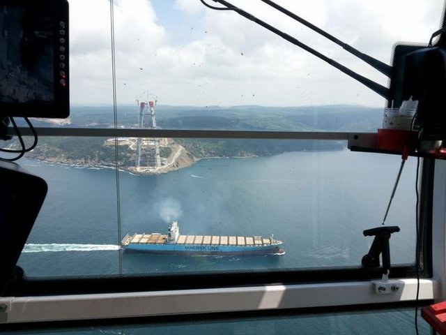 Proje kapsamında yer alan yaklaşık 115 kilometre uzunluğunda otoyol ve bağlantı yolları, viyadükler, otoyol köprüleri ve tüneller ile üçüncü Boğaz Köprüsü'nün yapımında yaklaşık 6 bin 500 kişi çalışıyor.