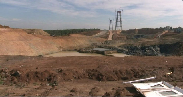 Temelini eski Cumhurbaşkanı Abdullah Gül ve dönemin Başbakanı Recep Tayyip Erdoğan'ın 29 Mayıs 2013'te attığı köprünün Sarıyer'in Garipçe köyü ile Anadolu yakasında Beykoz'un Poyrazköy semtinde yükselen ayakları ise tamamlandı.  -