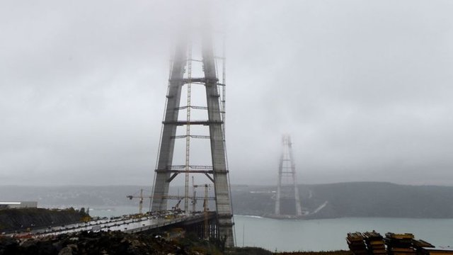 Üçüncü köprünün kuleleri 300 metreyi aştı - Yavuz Sultan Selim Köprüsü'nün Asya ve Avrupa yakalarında 300 metreyi aşan kulelerinin yüzde 90'ı tamamlanmasıyla üçüncü köprü kulelerinin 300 metreyi aştığı belirtildi.