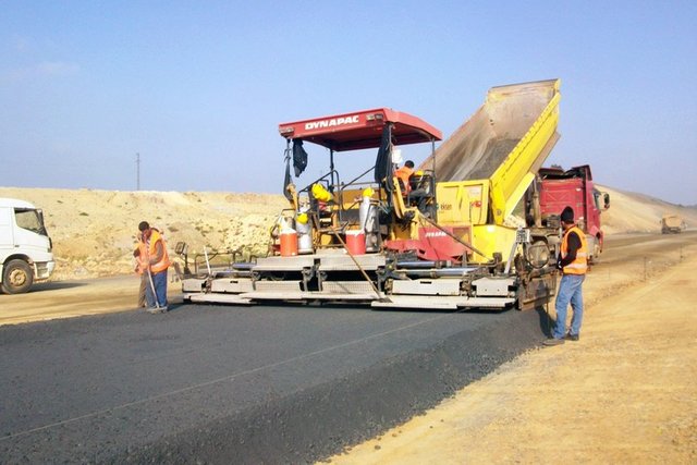 3. Köprü ve Kuzey Marmara Otoyolu Projesi'nde, otoyol güzergahındaki asfalt çalışmalarına başlandı. Yolun Odayeri mevkiindeki 2 kilometrelik bölüme asfalt dökülerek, yol kullanıma hazır hale getirildi.