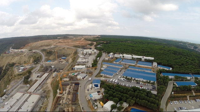 3. Boğaz Köprüsü ve Kuzey Marmara Otoyolu projesinde köprü kulelerinin yapımında sona yaklaşıldı. Bu yılın son aylarında kule inşaatlarının tamamlanmasının ardından taşıyıcı kabloların döşenmesine başlandı.