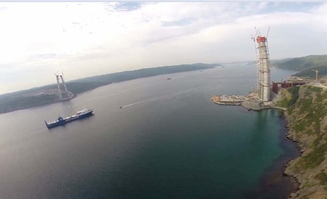 Eşzamanlı çalışmayla, köprü bağlantı kirişleri ile yaklaşım viyadükü yollarının birleşmesi planlanıyor. DHA