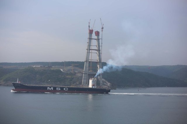 Kalıcı kirişlerin bitirilmesinin köprü ile yaklaşım viyadükü arasındaki bağlantı için önemli bir aşama olduğu, bağlantı kirişlerinin köprü kuleleri arasında geçişi de sağlayacağı belirtildi.