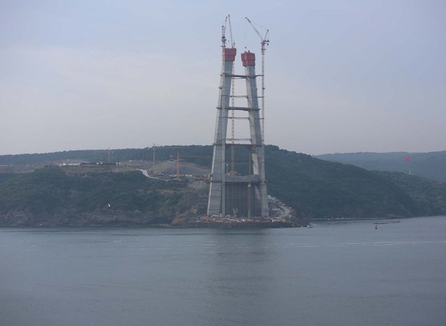 Yapımına geçen yıl başlanan 3. Köprü ve Kuzey Marmara Otoyolu projesinde çalışmalar tüm hızıyla sürüyor.