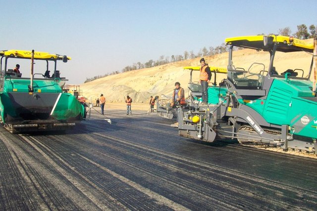 Asfalt döküm işlemi sırasında 45 kişilik bir ekibin çalıştığını söyleyen Kuzey Marmara Otoyolu E-2 Kısım Sorumlusu ise bölgede yapımı süren viyadük 37'nin bitimi sonrası asfalt döküm işleminin sürdürülmesinin planlandığını belirtti.