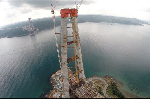 285 metre yükseklikte rüzgar hızının 55 kilometreyi aştığı durumlarda emniyet açısından kule vinçlerinin ve asansörlerin durdurulduğu belirtildi. Devasa köprü kuleleri ise artık kilometrelerce uzaktan görülebiliyor. -