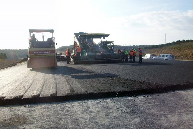 Kuzey Marmara Otoyolu güzergahında Avrupa Yakası'nda ilk kez asfalt dökülen otoyolun 2 kilometrelik bölümü kullanıma hazır hale getirildi. Altyapı işleri tamamlanan güzergahta 64. ve 66. kilometreleri arasında asfalt dökülme işlemi yapıldı denildi.