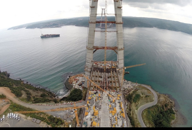 Havadan yapılan çekimlerde 6 bin 500 işçi ile 600 mühendisin görev yaptığı dev projenin şantiyesi ise adeta küçük bir kenti andırıyor. Haftanın 7 günü 24 saat aralıksız sürdürülen çalışmalarda yaklaşık bin dozer, greyder, kule vinç gibi büyük inşaat makin