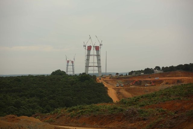 Yüksekliği 320 metre olacak köprü ayaklarının önümüzdeki aylarda bitirilmesi planlanırken ayaklar sırasında yapılacak olan kalıcı kiriş çalışmalarında sona gelindi.
